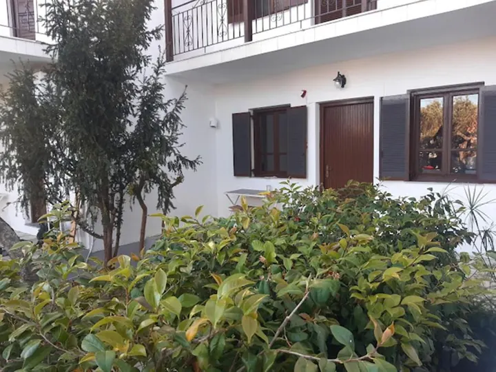 Είσοδος διαμερίσματος πίσω από τον κήπο