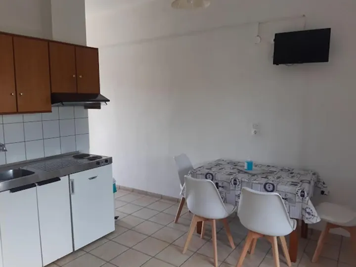 Κουζινάκι με εστίες, ψυγείο και τραπεζαρία