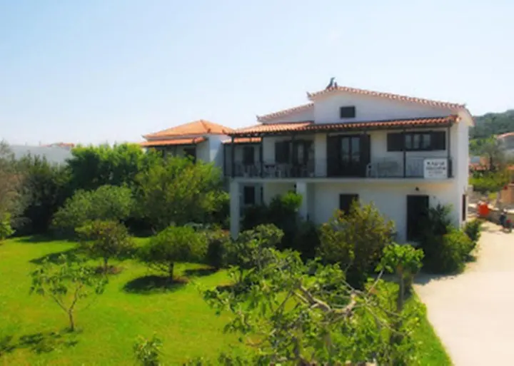 Τα Maria Apartments και το γκαζόν του κήπου