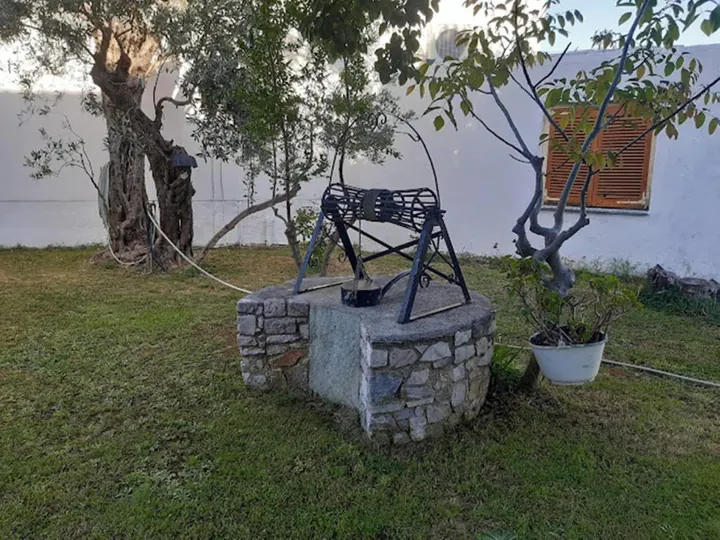 Παλιό πέτρινο πηγάδι στον κήπο