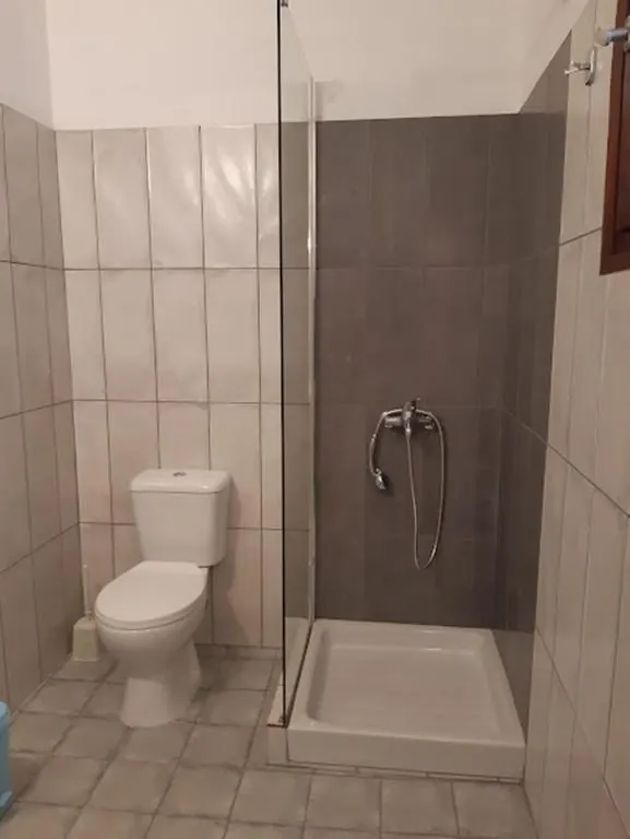 Μπάνιο με γυάλινη ντουζιέρα